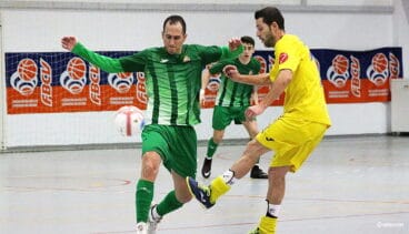 curro pugnando por un balon