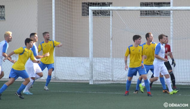 Imagen: Defensa del Dénia en el choque ante el Llosa