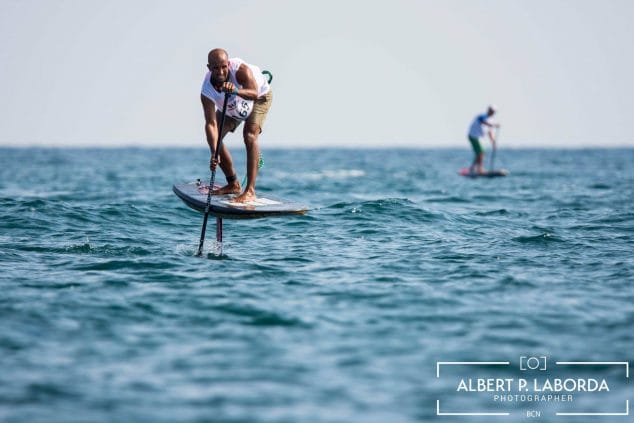 Imagen: Deportista practicando SUP Foil