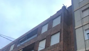 Muro de una azotea en la calle Temple de Sant Telm cae a causa del temporal