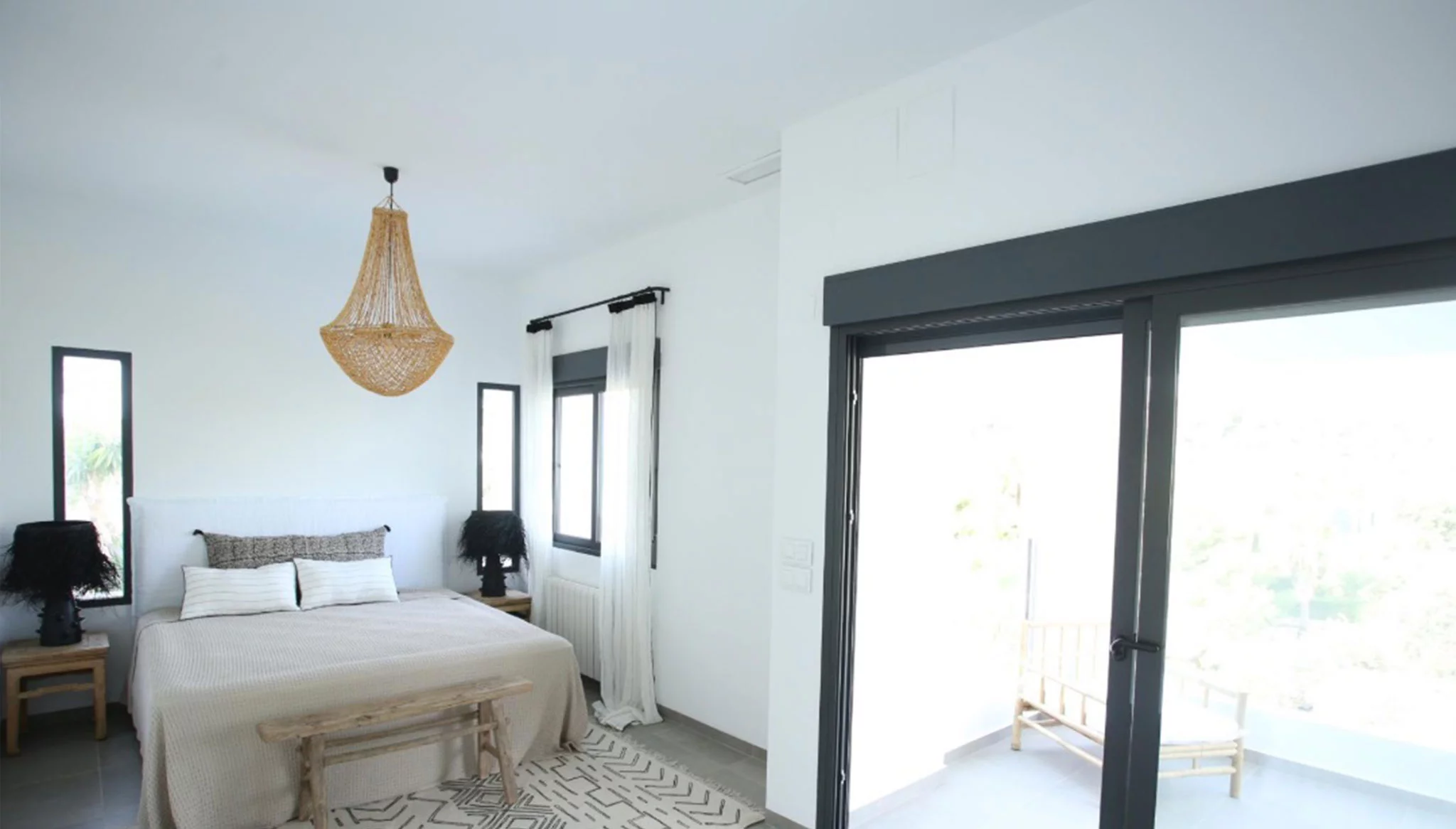 Uno de los cuatro dormitorios de una villa de lujo en Moraira – Fine & Country Costa Blanca Norte