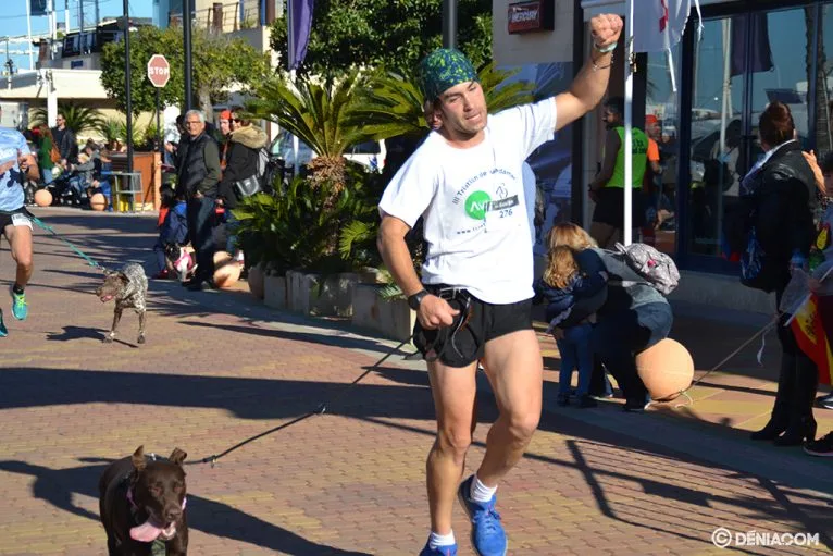 Eduardo Pla entrando con su mascota en meta