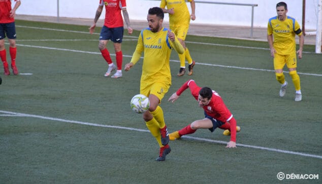 Imagen: El dianense Santafé con el balón