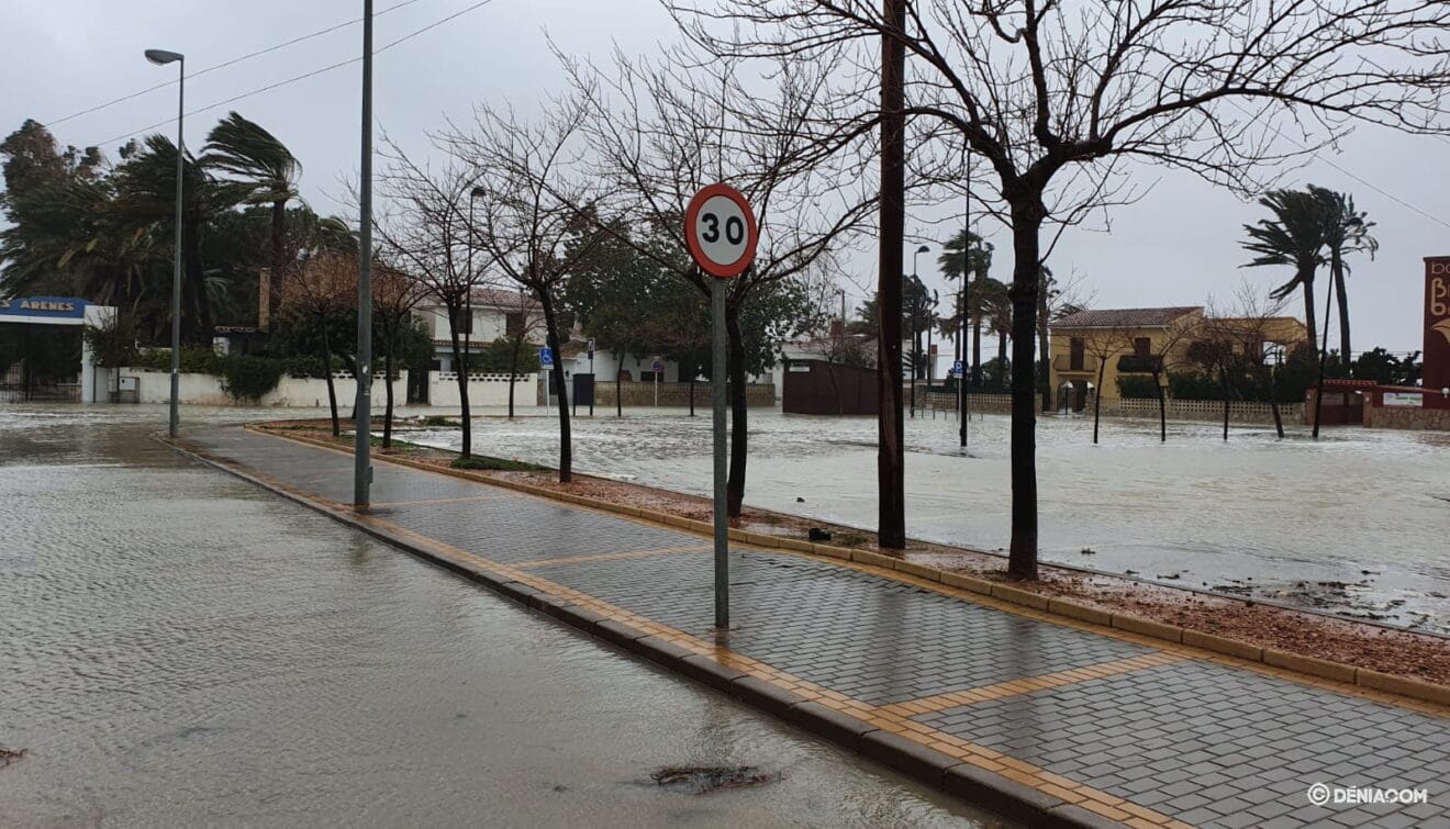 El mar sale hasta la carretera