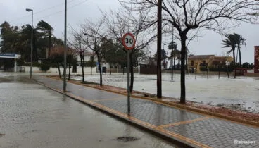 El mar sale hasta la carretera