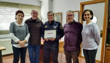 el maria ibars hacen entrega de una placa a manolo moreno