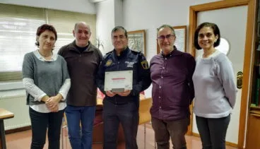 el maria ibars hacen entrega de una placa a manolo moreno
