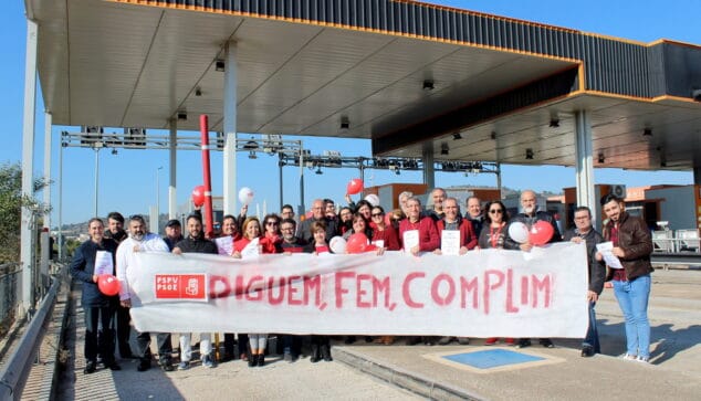 El PSPV celebra la liberación de la AP-7 1 Imagen: El PSPV celebra la gratuidad de la AP-7 en el peaje de Benissa
