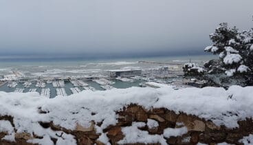 El puerto durante la nevada desde el castillo