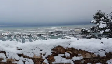 El puerto durante la nevada desde el castillo