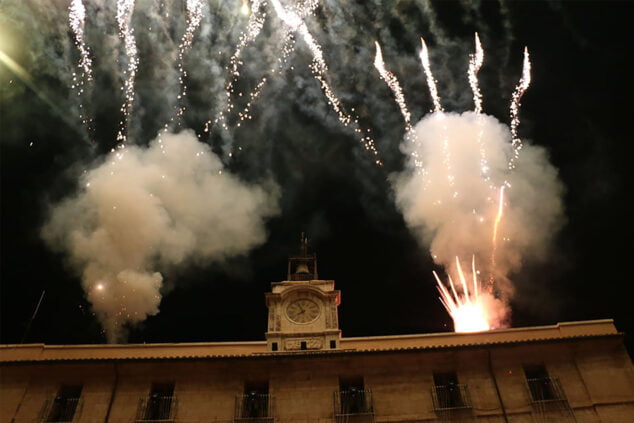 Imagen: Espectáculo piromusical durante la Noche de Reyes