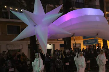 Estrella fugaz que anuncia el camino de los Reyes Magos