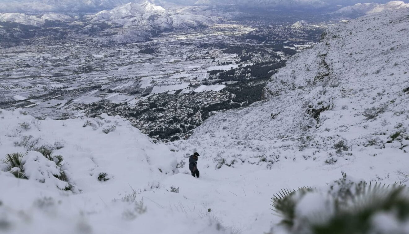 Excursionista en el Montgó nevado