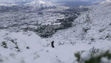 Excursionista en el Montgó nevado