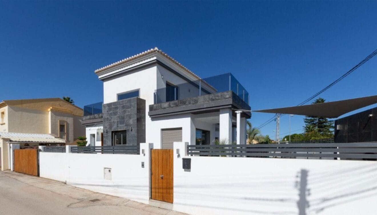 Exterior de un chalet de lujo de líneas modernas - MLS Dénia Inmobiliarias