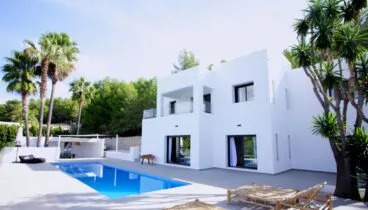 Fachada blanca de una villa de lujo de estilo ibicenco – Fine & Country Costa Blanca Norte