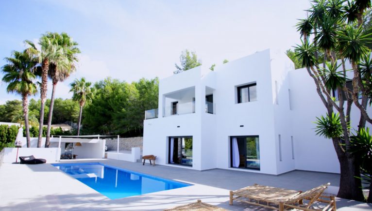 Fachada blanca de una villa de lujo de estilo ibicenco - Fine & Country Costa Blanca Norte