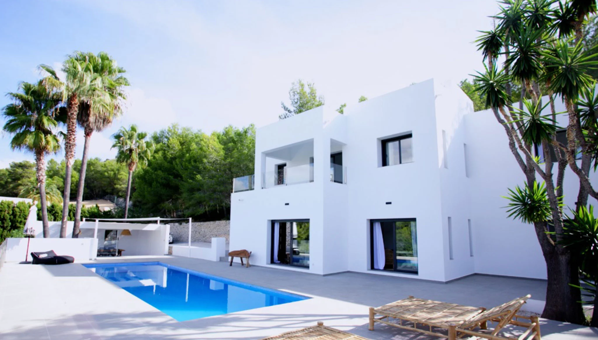 Fachada blanca de una villa de lujo de estilo ibicenco – Fine & Country Costa Blanca Norte