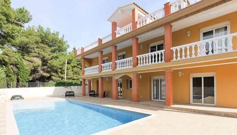 A luxury villa for sale with all amenities - MLS Dénia Inmobiliarias