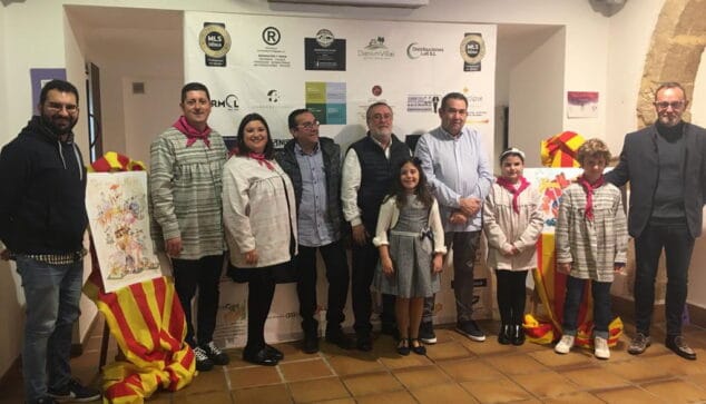 falleros y artistas posan junto a la obra