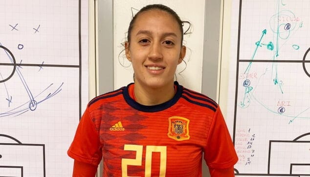 Imagen: Fiamma Benítez con la camiseta de la Selección Española