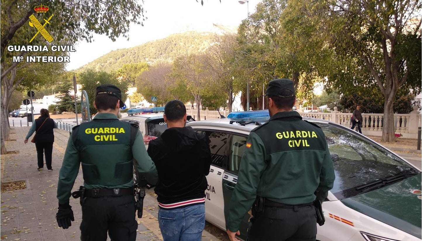 Detienen a un hombre en busca y captura por robo cuando se disponía a ...
