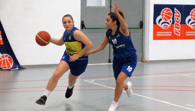 Imagen: Jugadora dianense atacando a una rival del CB Ondara