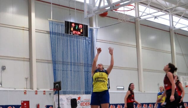 jugadora senior del denia basquet lanzando a canasta