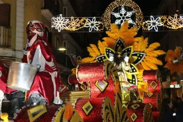 La carroza de Gaspar acercándose a la plaza del Consell