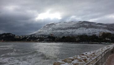 La Marineta Cassiana bajo un manto blanco