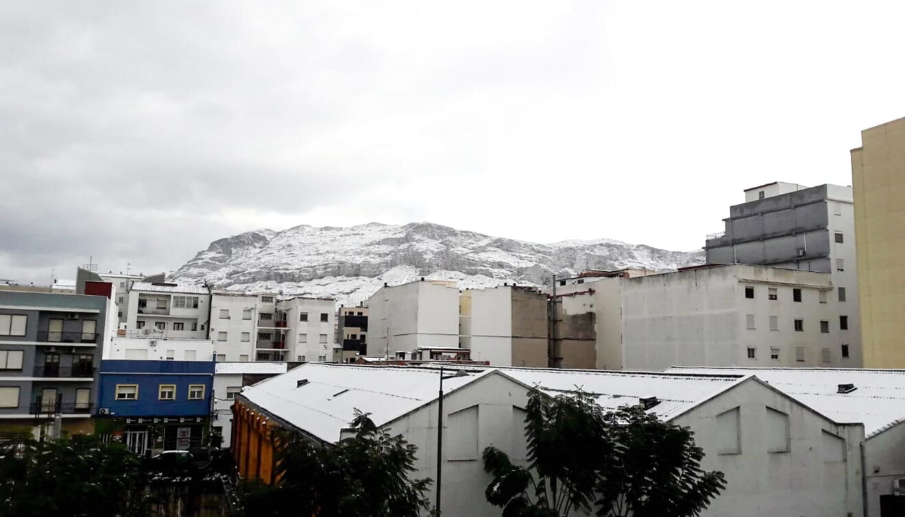 La nieve sobre la montaña de Dénia