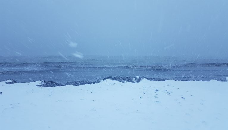 Der Dianense-Strand unter dem Schnee