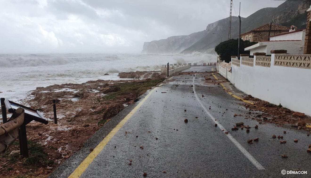 Las rocas invaden la carretera de Les Rotes