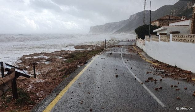 Ni Les Rotes, con su barrera natural de roca, se libra del mar 1 Imagen: Las rocas invaden la carretera de Les Rotes