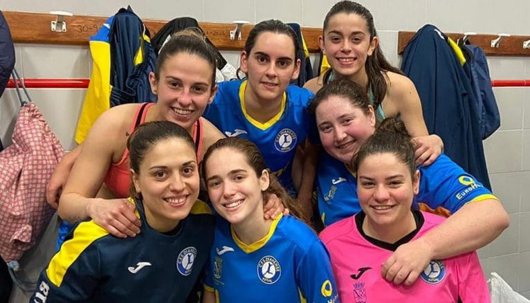 Las seniors del CFS Dianense celebrando su triunfo en Villena
