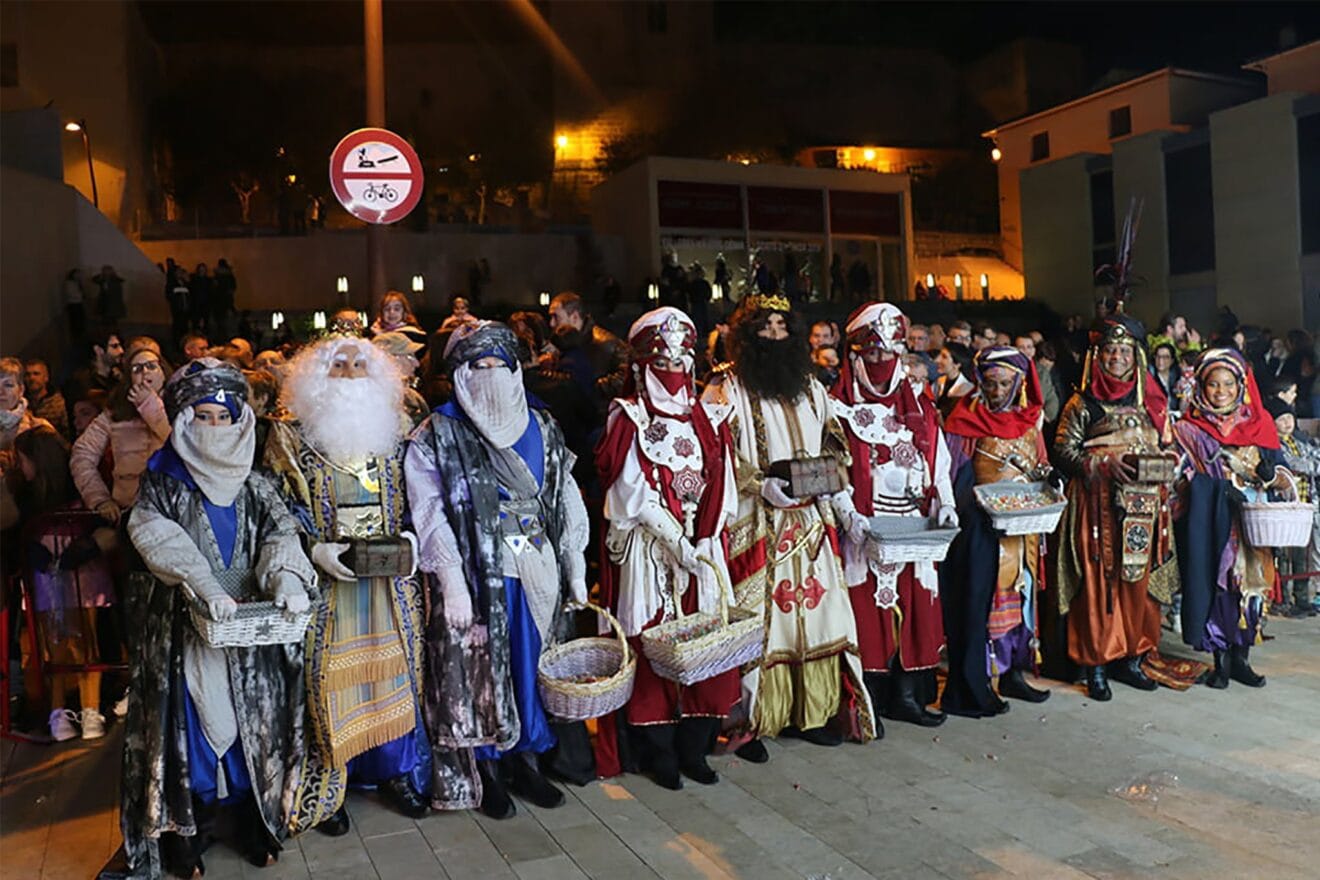 Los Reyes Magos abandonan las carrozas en la plaza del Consell