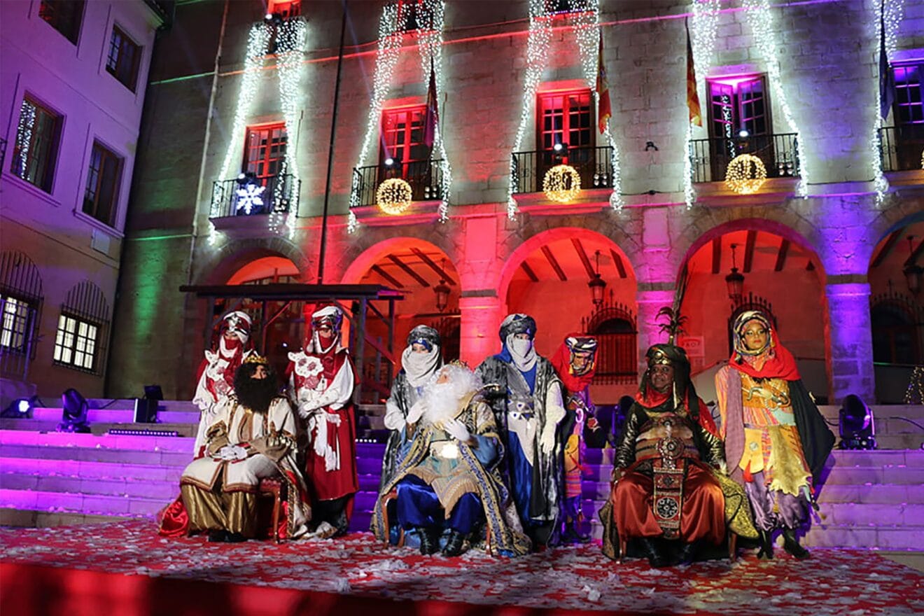 Los Reyes Magos bajo el ayuntamiento tras la cabalgata de 2020