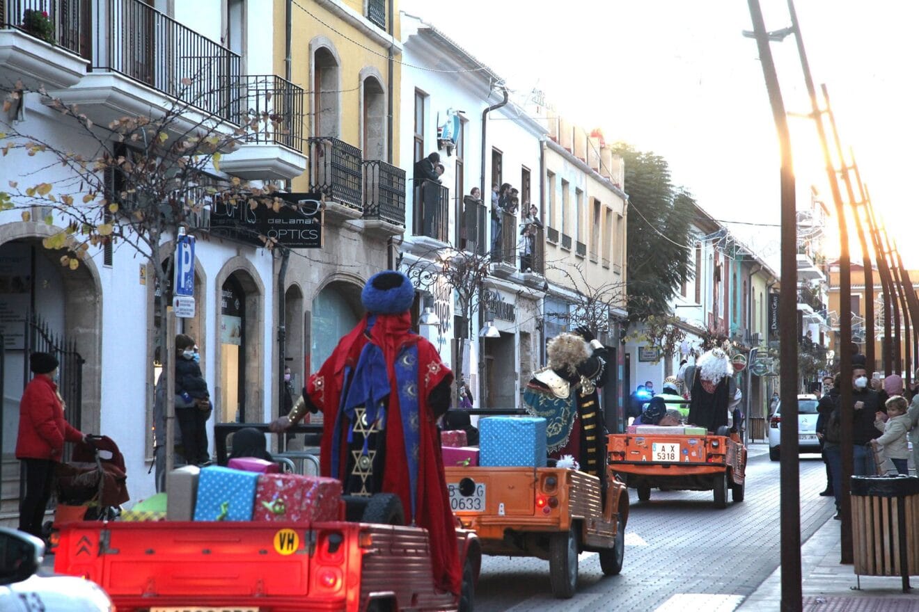 Los Reyes Magos saludan a los vecinos que se mantienen en casa por la pandemia
