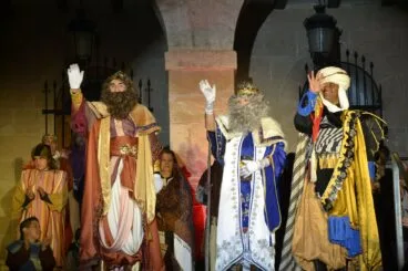 Los Reyes Magos saludan desde la plaza de la Constitució