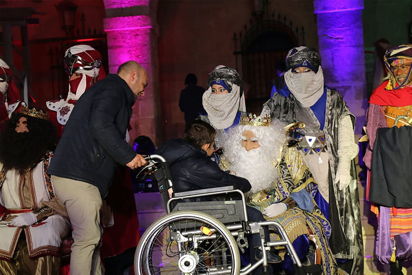 Los Reyes Magos saludan y reciben a los niños y niñas de Dénia