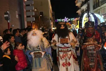 Los tres Reyes Magos dirigiéndose al ayuntamiento con los regalos