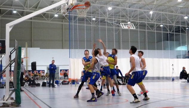 Imagen: Lucha por el rebote en el Dénia-Alginet