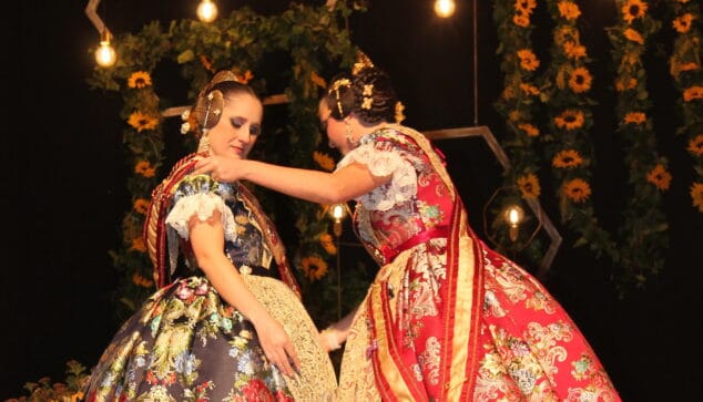 maria jesus pastor recibe la banda de fallera mayor