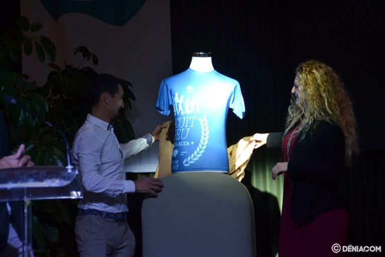 Moha Rida y Cristina Roselló descubriendo la camiseta del Circuit