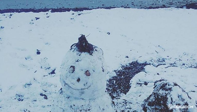 Muñeco de nieve en ela playa Raset