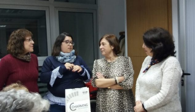 Imagen: Núria Ivars junto a la asociación