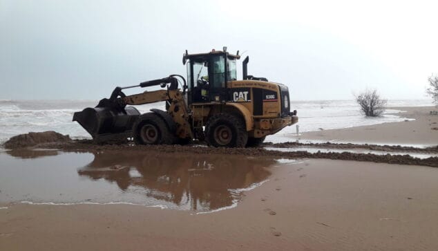 pala trabajando en la playa