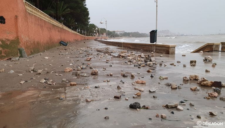El Paseo de la Marineta está lleno de arena y piedras, como consecuencia del paso de Gloria.