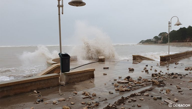 Waves breaking directly against the Paseo de la Marineta Cassiana in Dénia, consequences of the January 2020 storm.