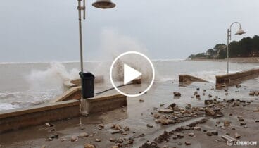 El mar rompiendo directamente contra el muro del Paseo de la Marineta Cassiana en Dénia